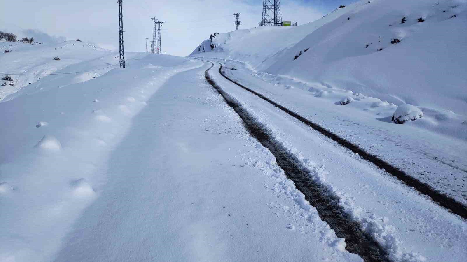 Şirvan’da kar nedeniyle kapanan köy yolu ulaşıma açıldı