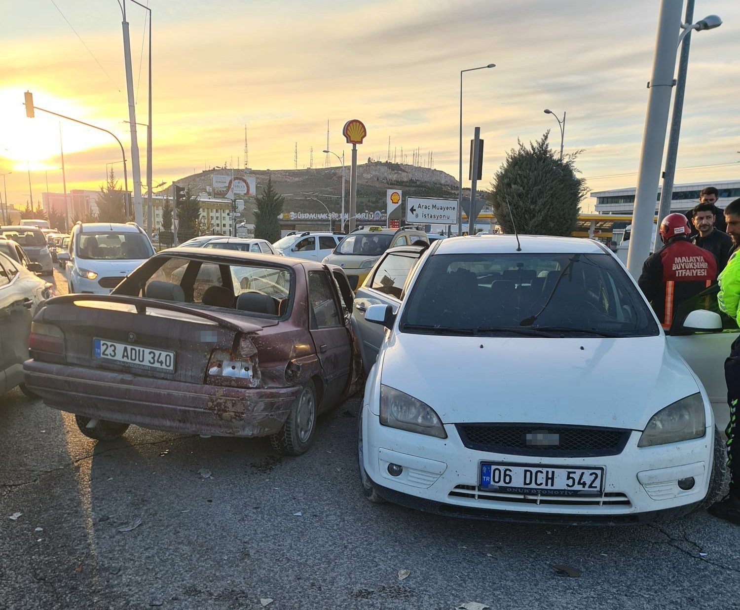 Malatya&rsquo;da &uuml;&ccedil; ara&ccedil;lı trafik kazası: 4 yaralı
