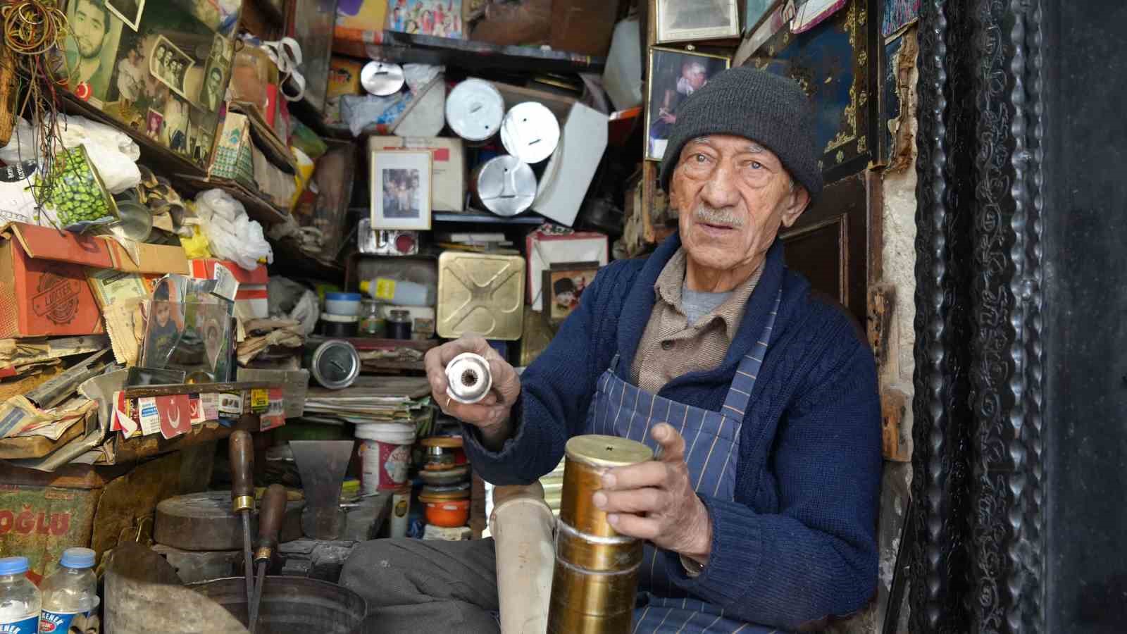 Gaziantep’in 86 yaşındaki teneke ustası, 66 yıldır mesleğini icra ediyor