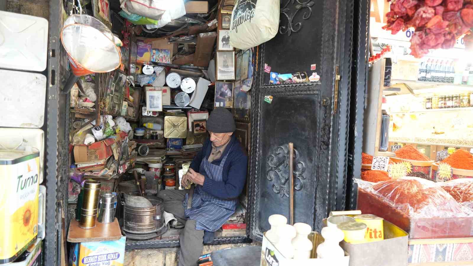 Gaziantep&rsquo;in 86 yaşındaki teneke ustası, 66 yıldır mesleğini icra ediyor
