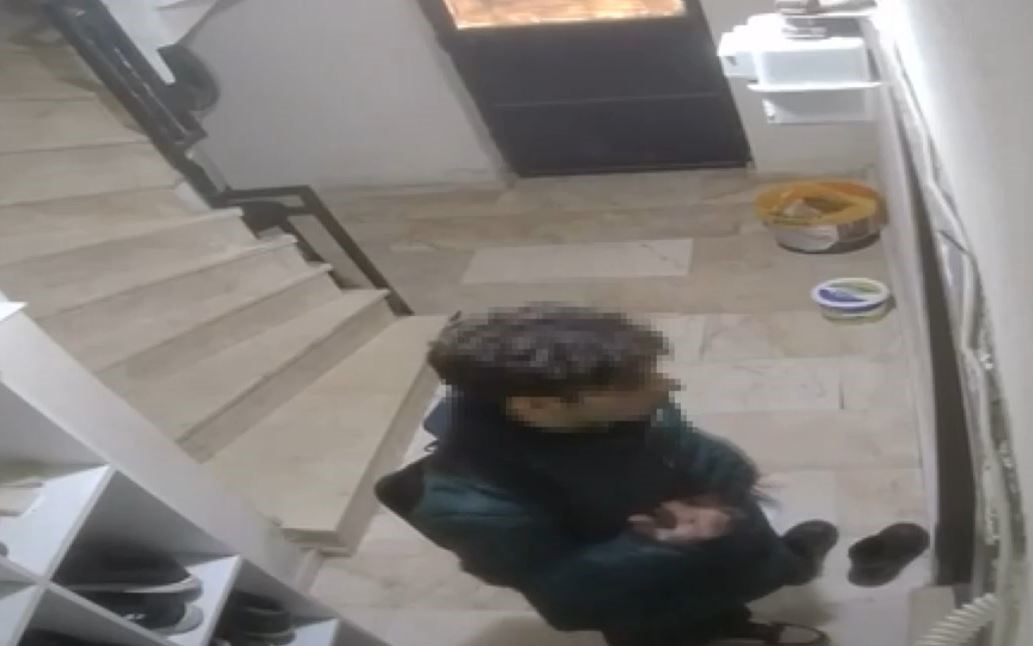 Tartıştığı sevgilisini bıçaklayıp annesini öldüren şüphelinin olay gününe ait görüntüleri ortaya çıktı