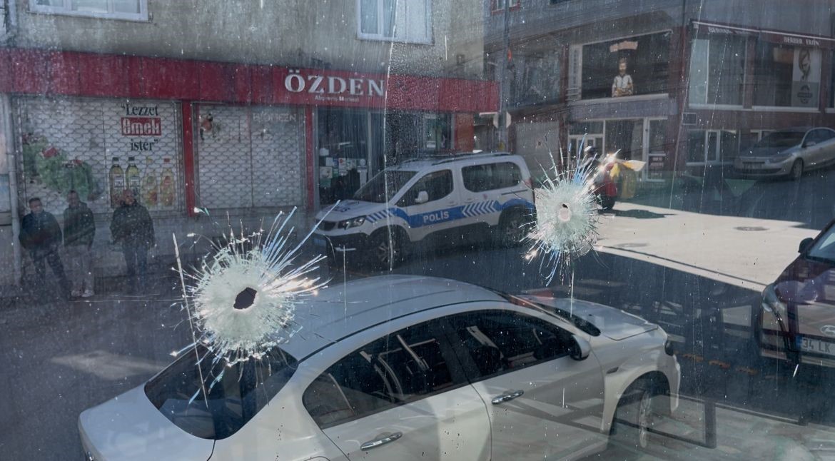 Bursa’da bir şüpheli sabah saatlerinde iş yeri kurşunlayıp kaçtı