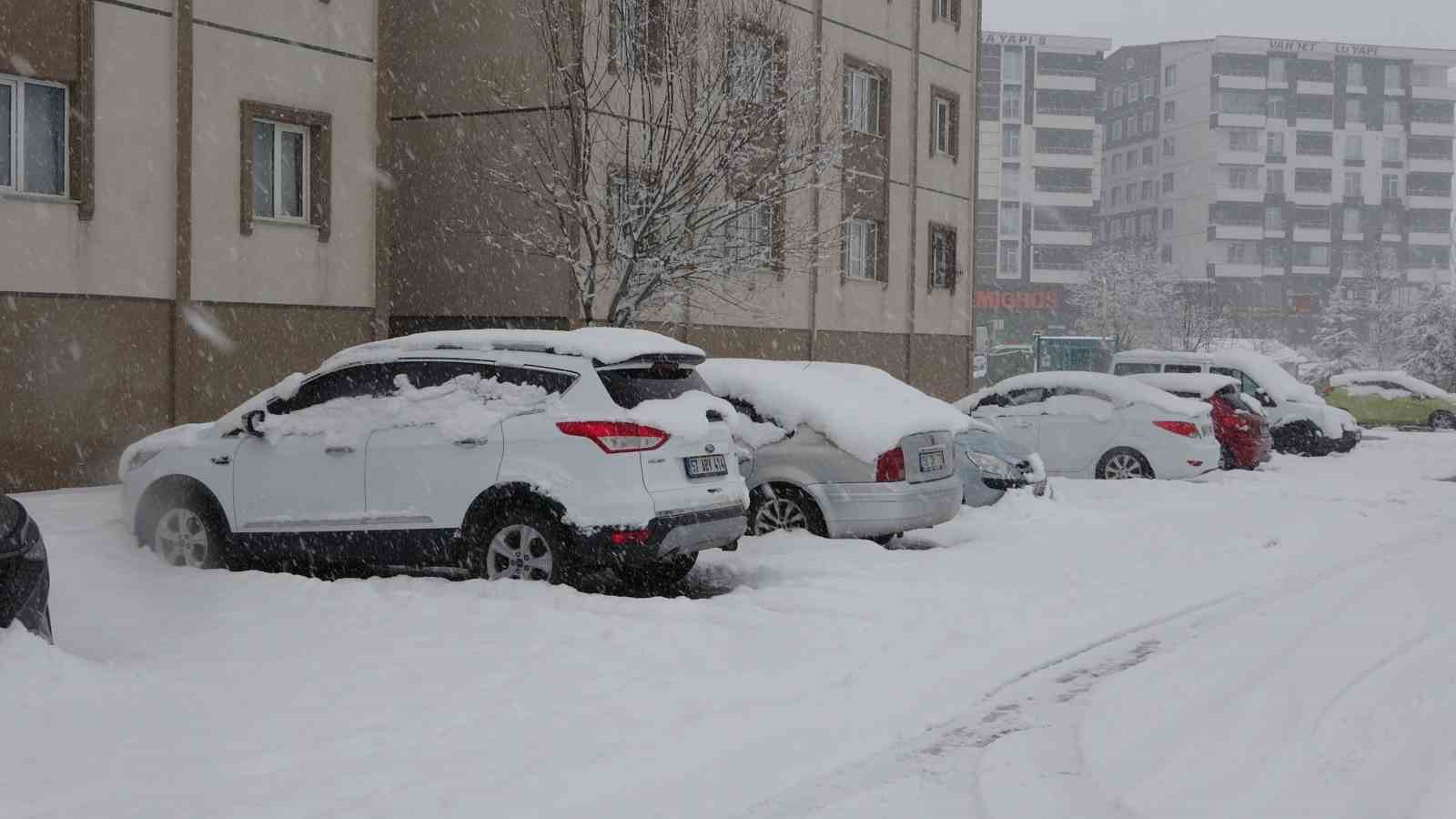 Nisanda lapa lapa kar yağışı
