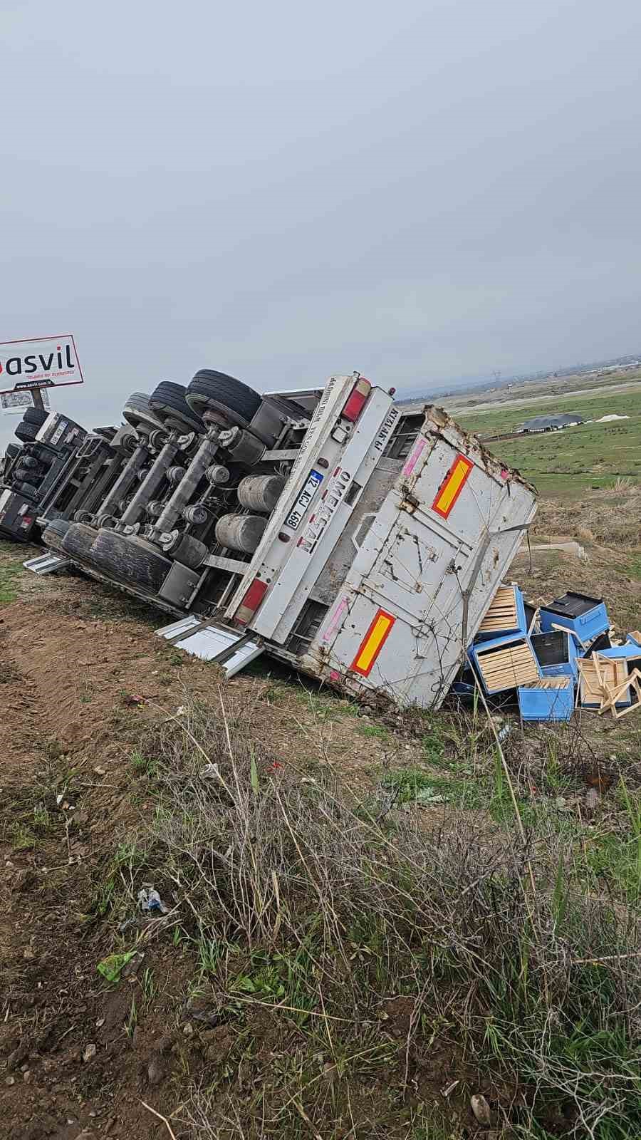 Diyarbakır’da boş kasa yüklü tır devrildi: 1 yaralı