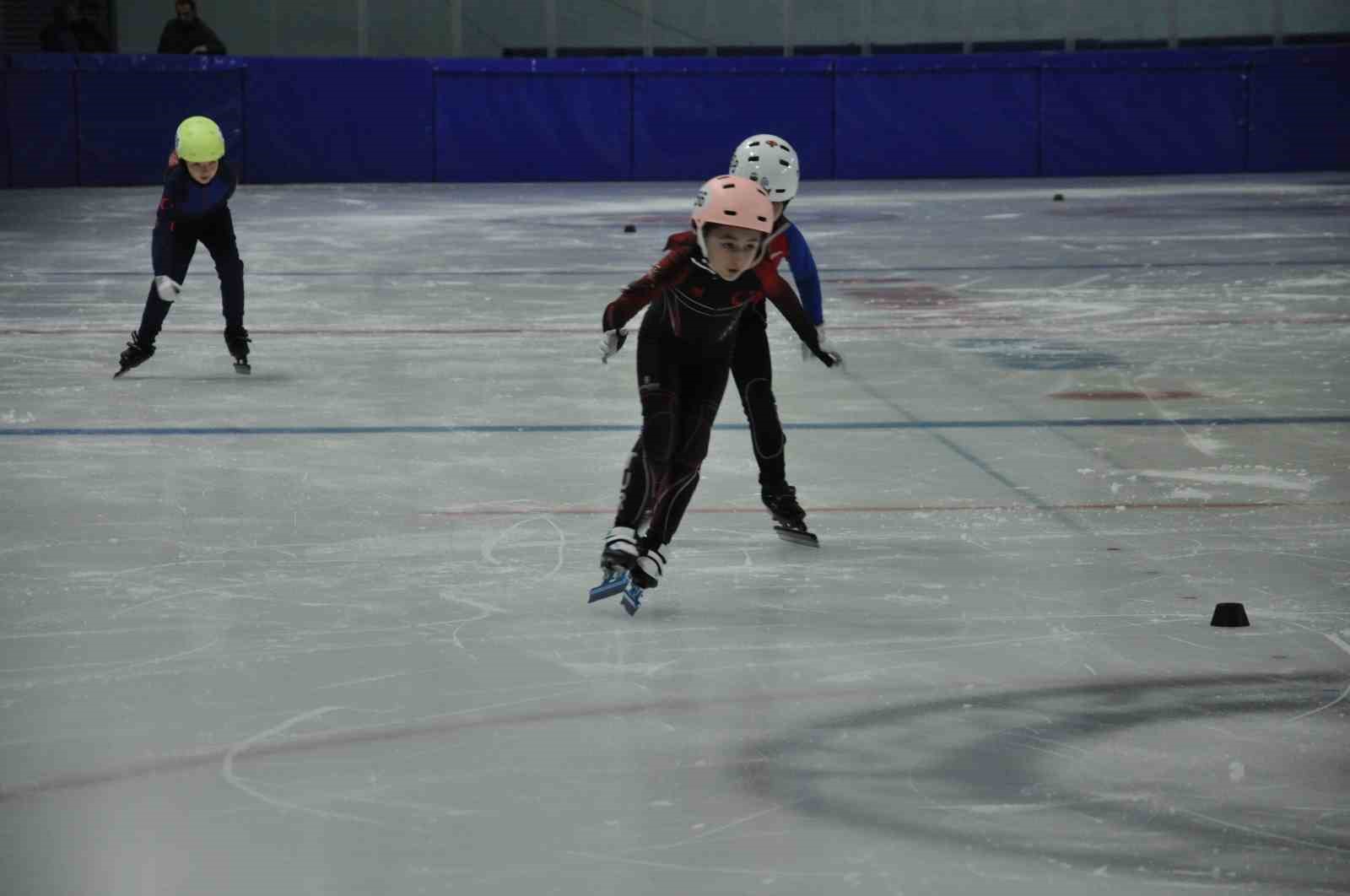 Kars’ta hız pateni yarışları nefes kesiyor
