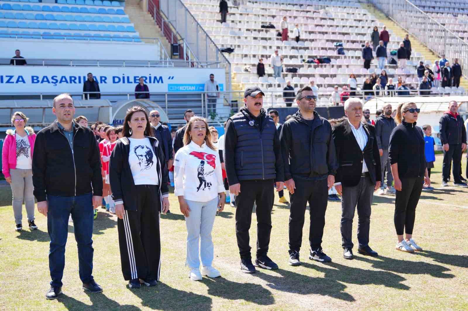 Çocukların turnuvasında başlama vuruşunu Başkan Kotan yaptı
