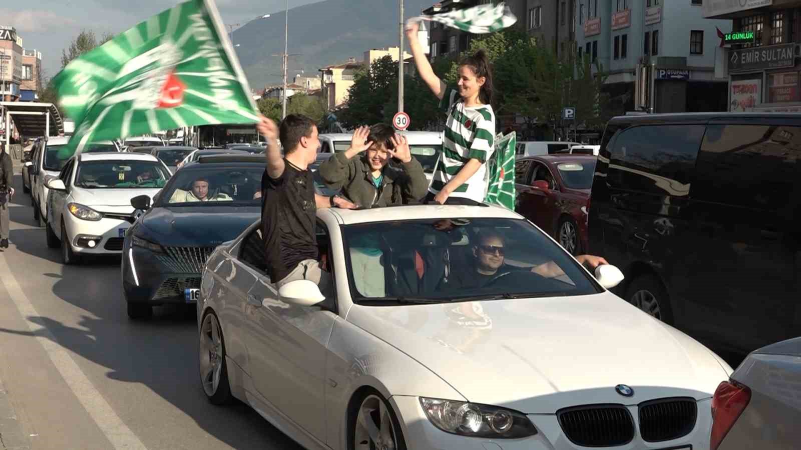 Bursasporlu taraftarlar şampiyonluk coşkusuyla sokaklara akın etti