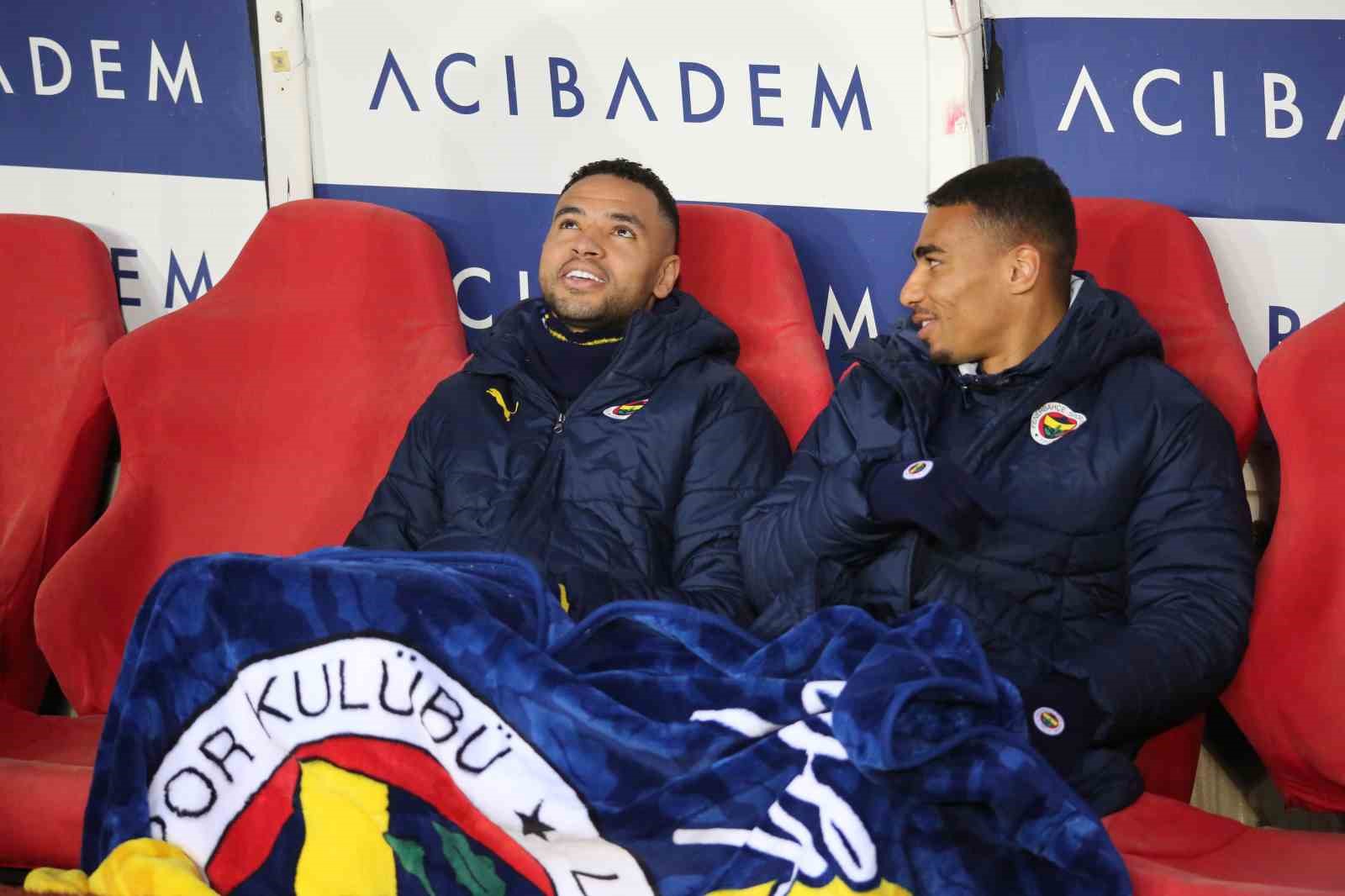 Fenerbahçeli oyuncular battaniyeye sarıldı
