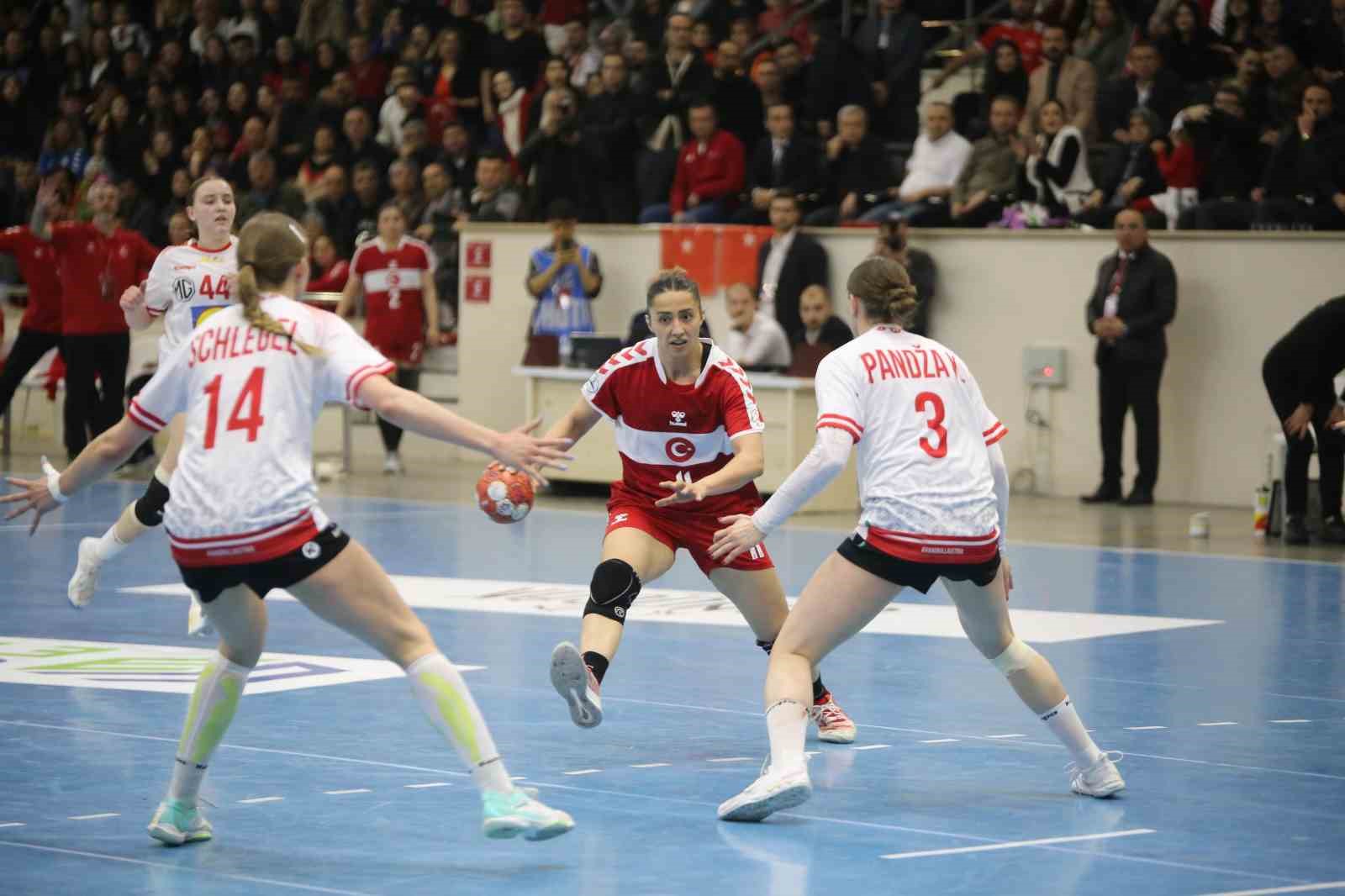 Hentbol 2025 Kadınlar Dünya Şampiyonası Elemeleri: Türkiye: 25 - Avusturya: 30
