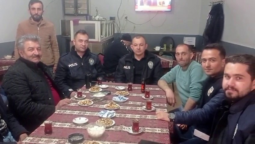 Kavga ihbarına gittiler, çay ikramıyla karşılandılar