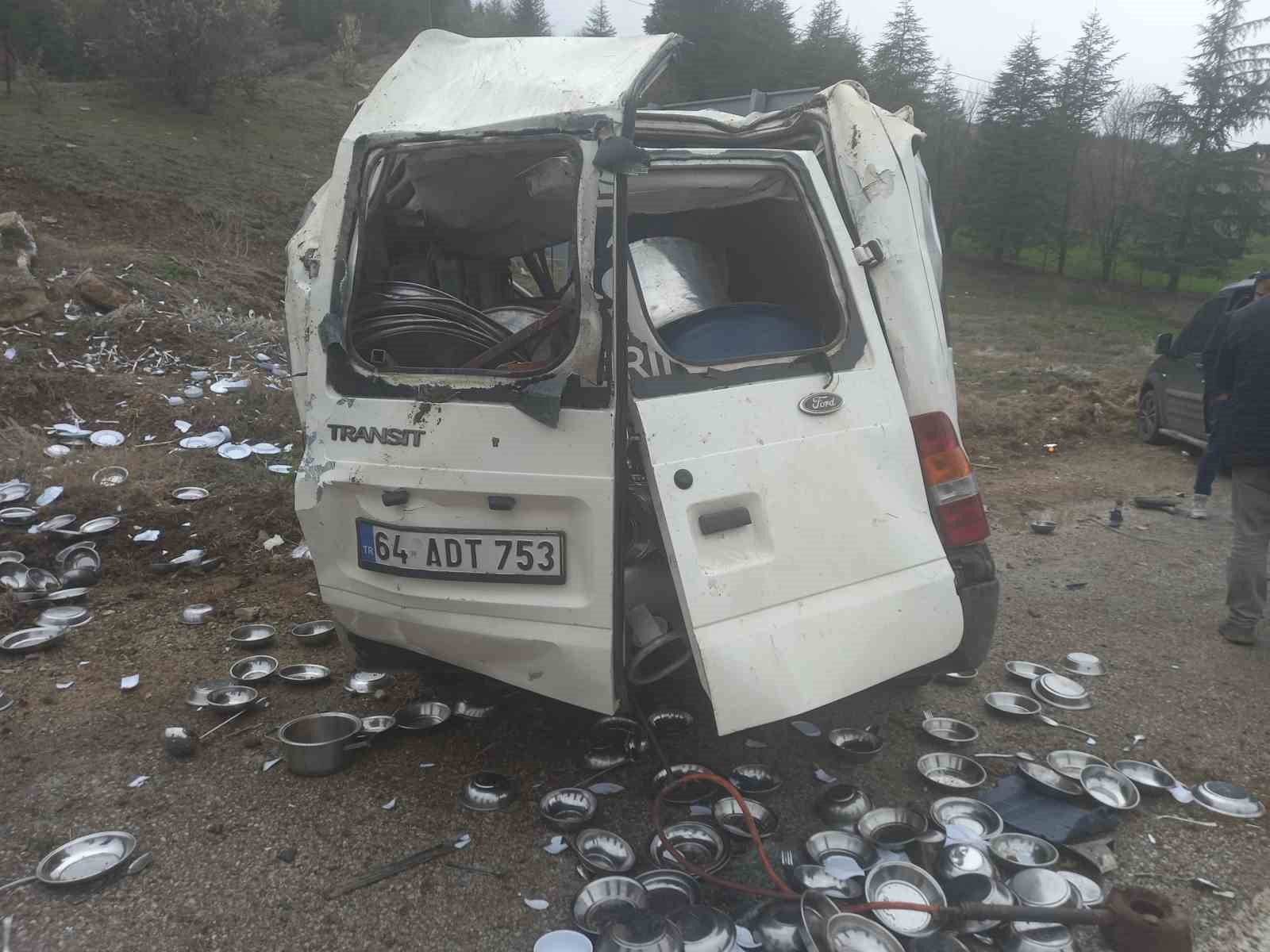 Devrilen minibüste 3 kişi yaralandı