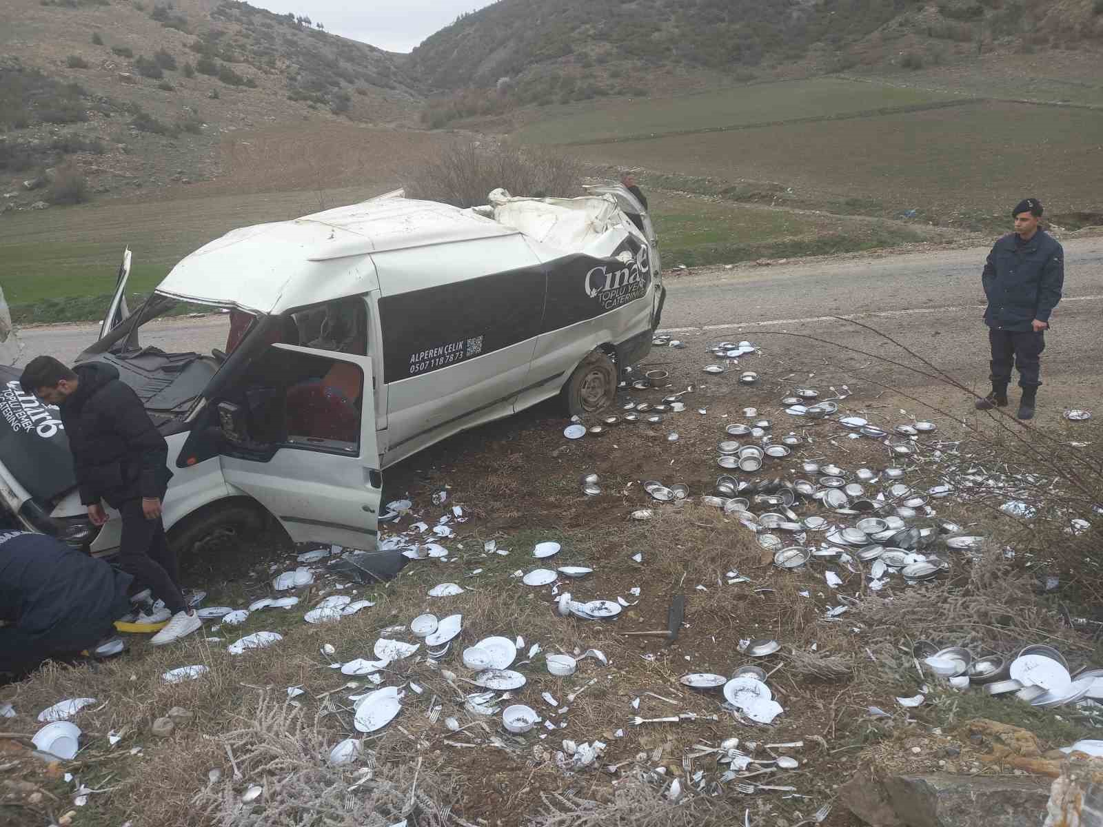 Devrilen minibüste 3 kişi yaralandı