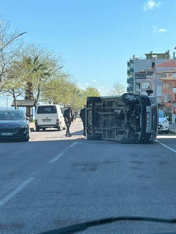 Otomobile çarpan araç yan yattı