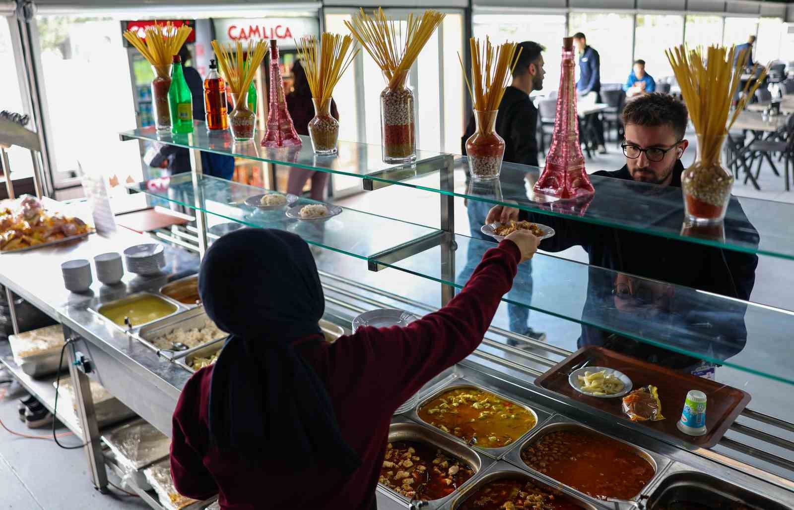 Kamp&uuml;s Mutfak ilk haftadan gen&ccedil;lerin ilgi odağı oldu
