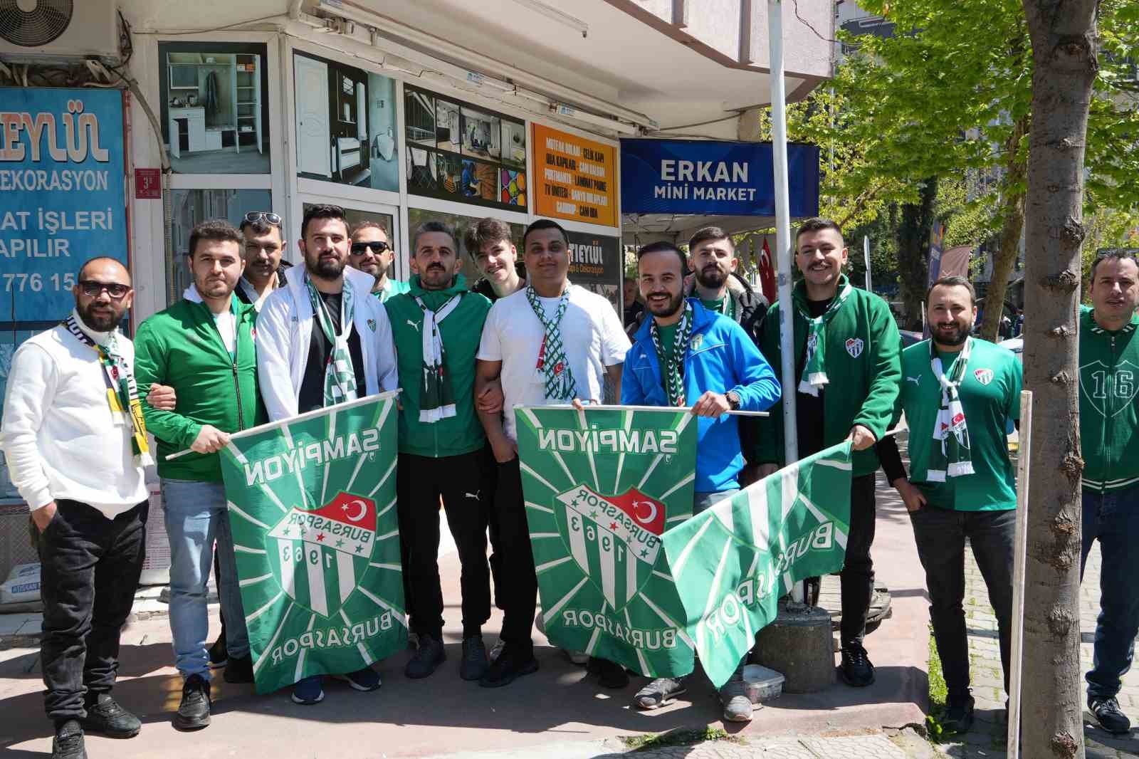 Balıkesir yeşil-beyaza d&ouml;nd&uuml;; Bursaspor davul zurna ile karşılandı
