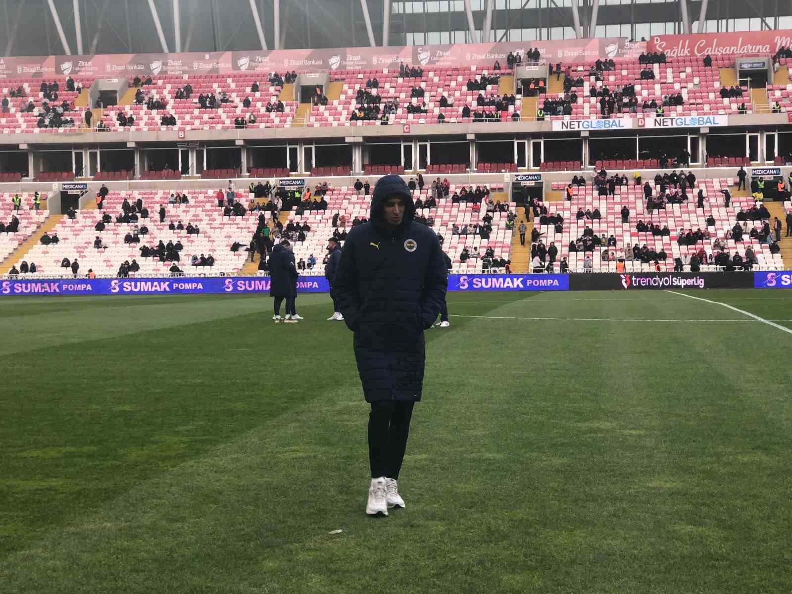 Fenerbah&ccedil;eli futbolcular ve Jose Mourinho&rsquo;dan zemin kontrol&uuml;
