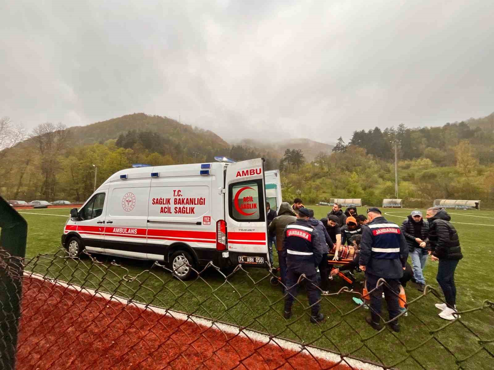 Amat&ouml;r ma&ccedil;ta sahaya k&ouml;pek girdi
