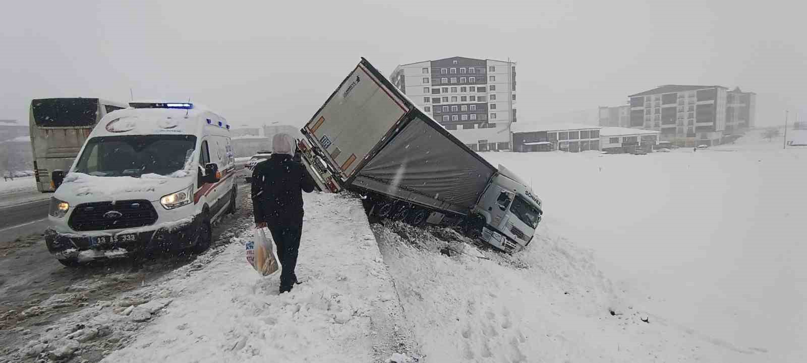 Bitlis&rsquo;te kayganlaşan yolda tır şarampole yuvarlandı
