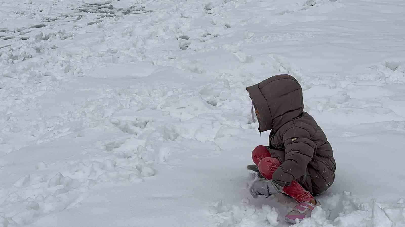 Tatvan&rsquo;da kar kalınlığı 10 santimetreyi buldu
