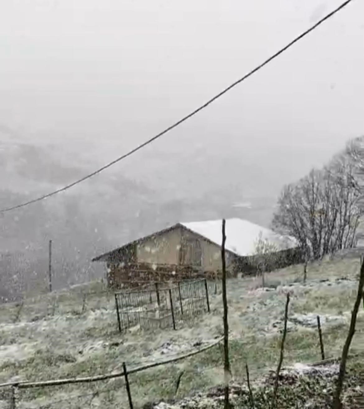 Elazığ&rsquo;da kar yağışı etkisini s&uuml;rd&uuml;r&uuml;yor

