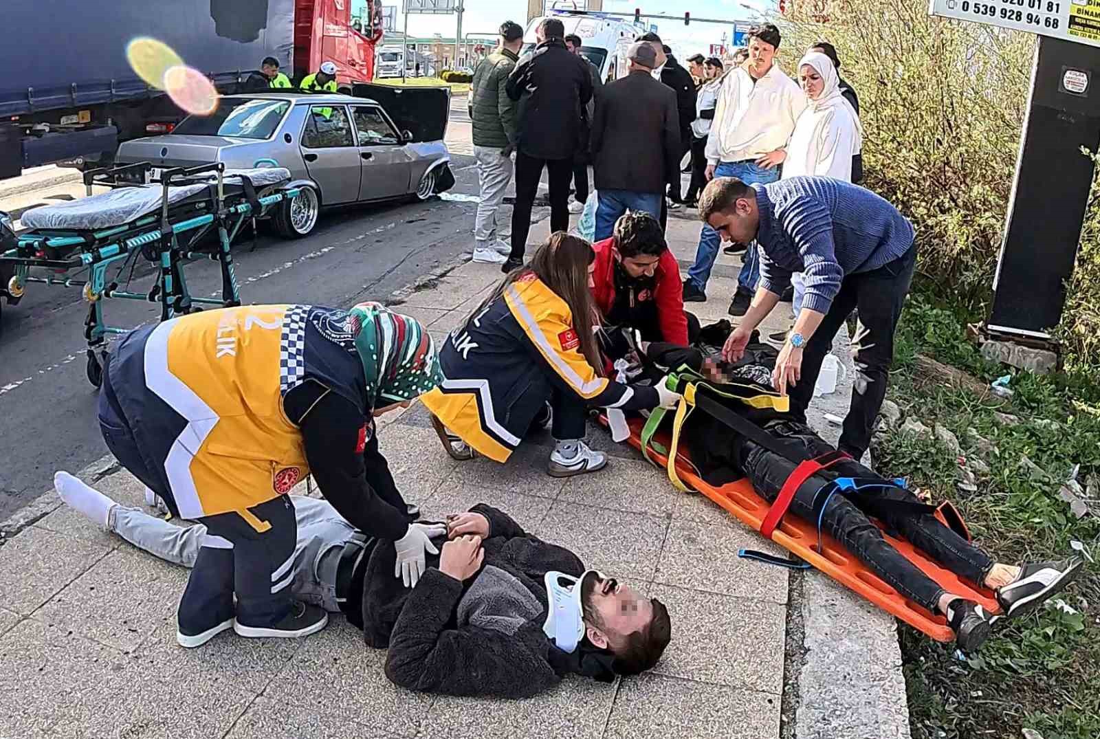 Aksaray’da kazada yaralılara kaldırımda müdahale