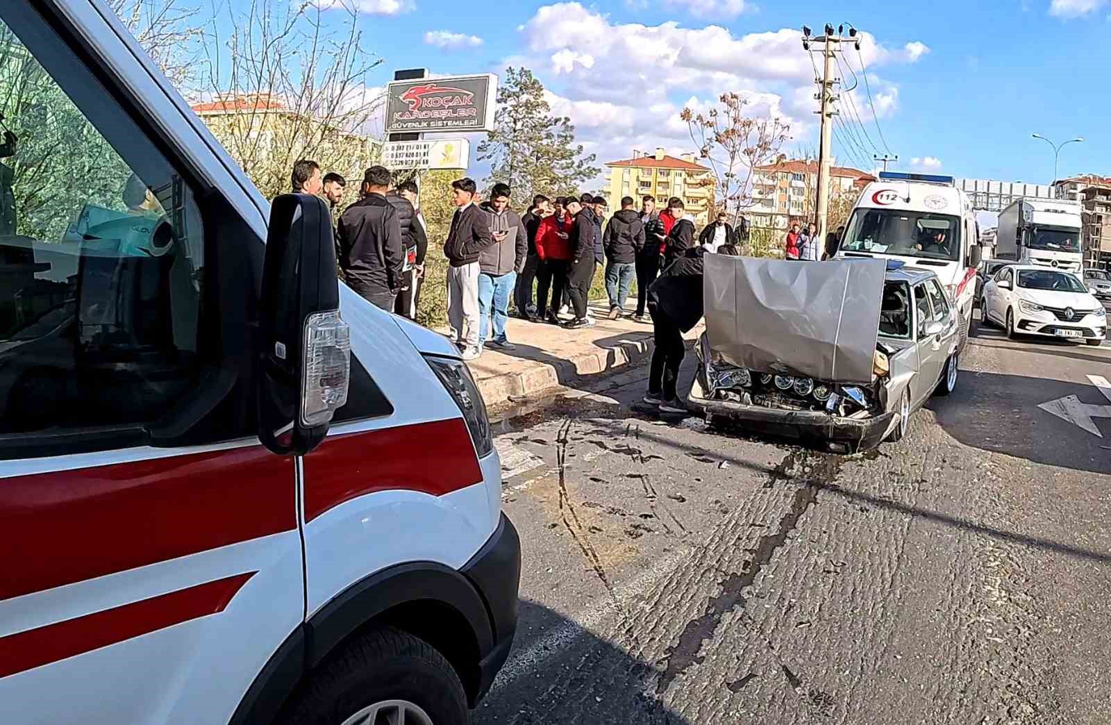 Aksaray’da kazada yaralılara kaldırımda müdahale