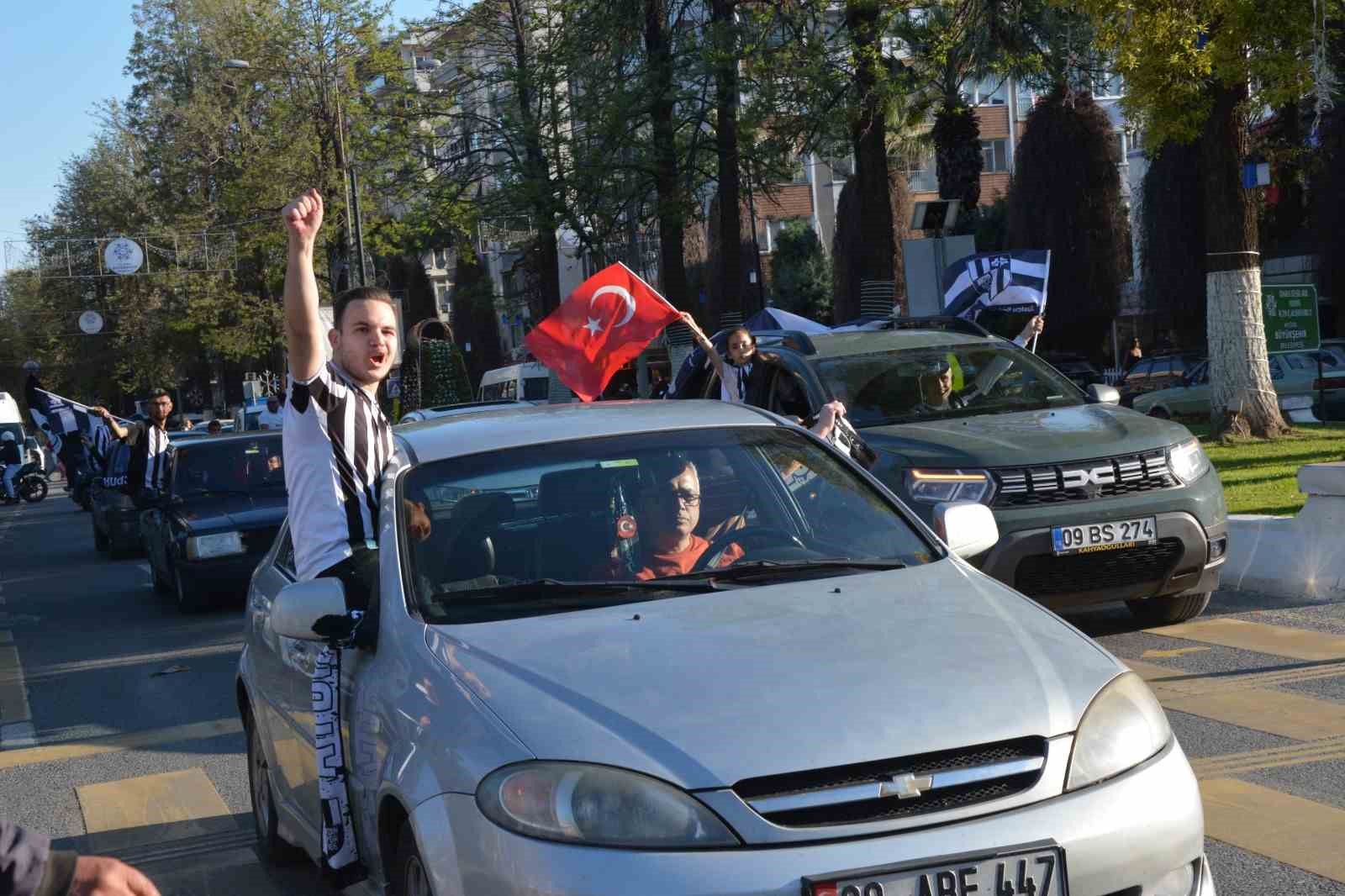 Aydınsporlular meydana indi, şampiyonluğu kutladı
