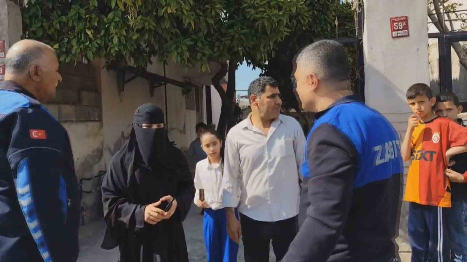 Zabıta sokak sokak kayıp kardeşlerin annesini aradı
