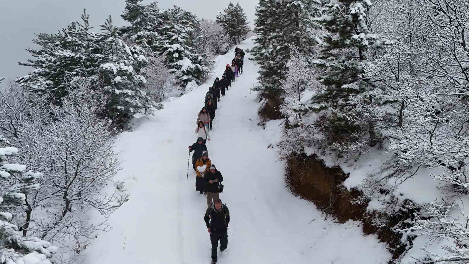 Karın tadını mest eden manzarada yürüyüş yaparak çıkardılar