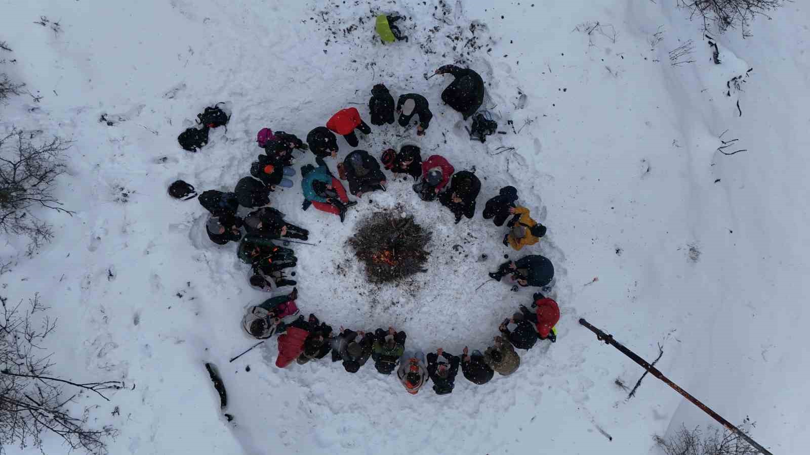 Karın tadını mest eden manzarada y&uuml;r&uuml;y&uuml;ş yaparak &ccedil;ıkardılar
