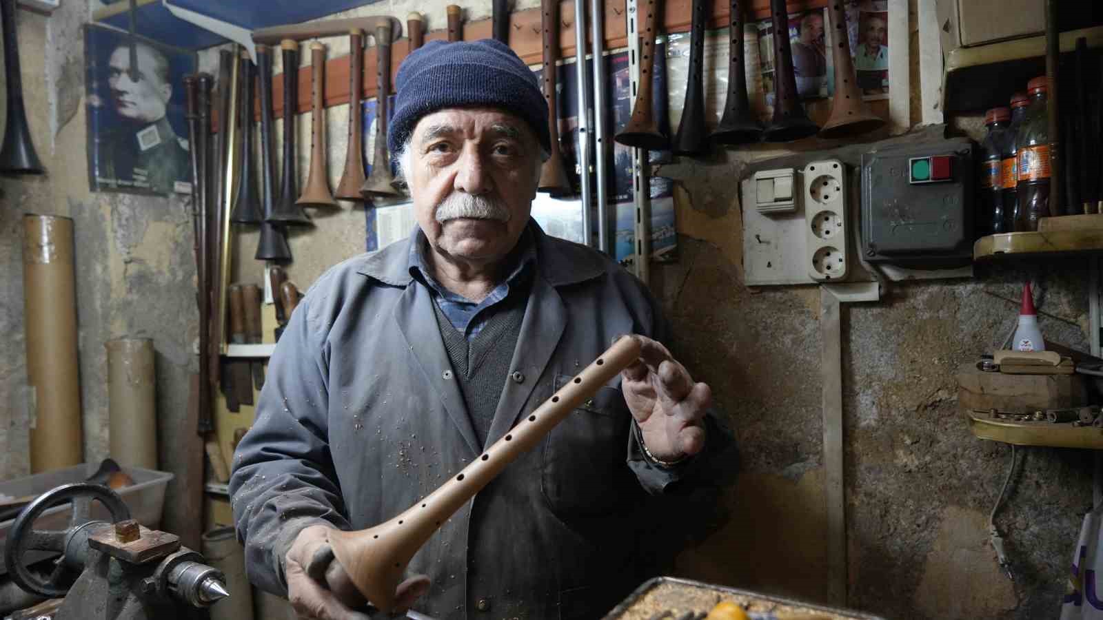 Gaziantep’te 70 yaşındaki usta, 60 yıldır geleneksel yöntemlerle zurna üretiyor