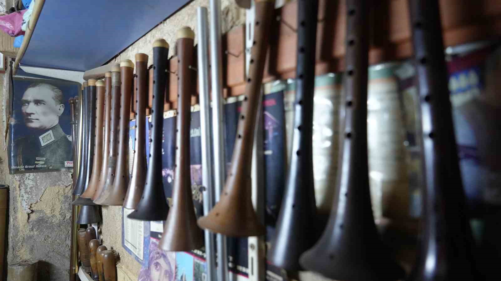 Gaziantep&rsquo;te 70 yaşındaki usta, 60 yıldır geleneksel y&ouml;ntemlerle zurna &uuml;retiyor
