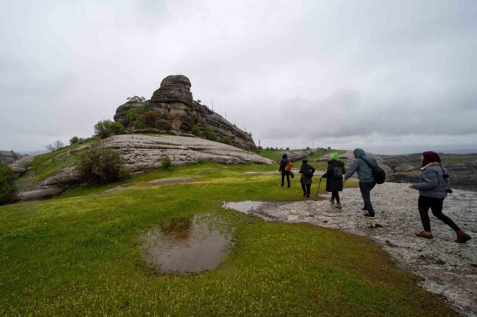Fotoğraf severler yağmur altında Kefrun Kalesi’ni fotoğrafladı