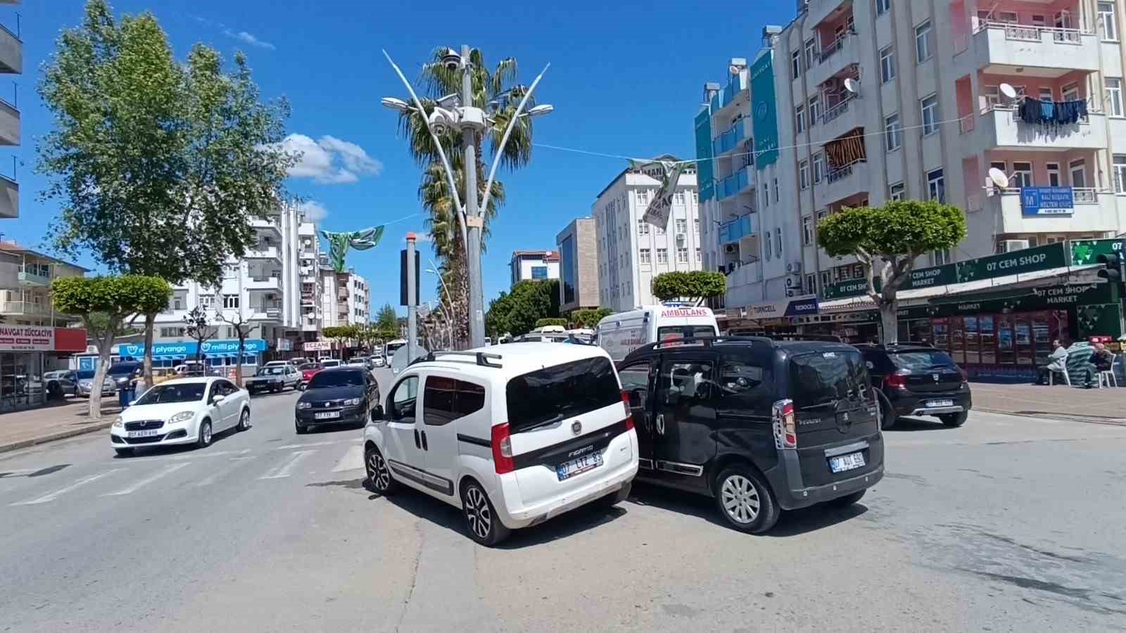 Antalya’da kırmızı ışık ihlali kazaya neden oldu: 1 yaralı