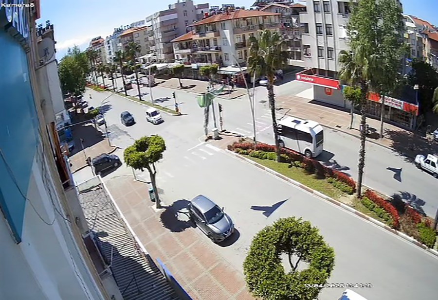 Antalya&rsquo;da kırmızı ışık ihlali kazaya neden oldu: 1 yaralı
