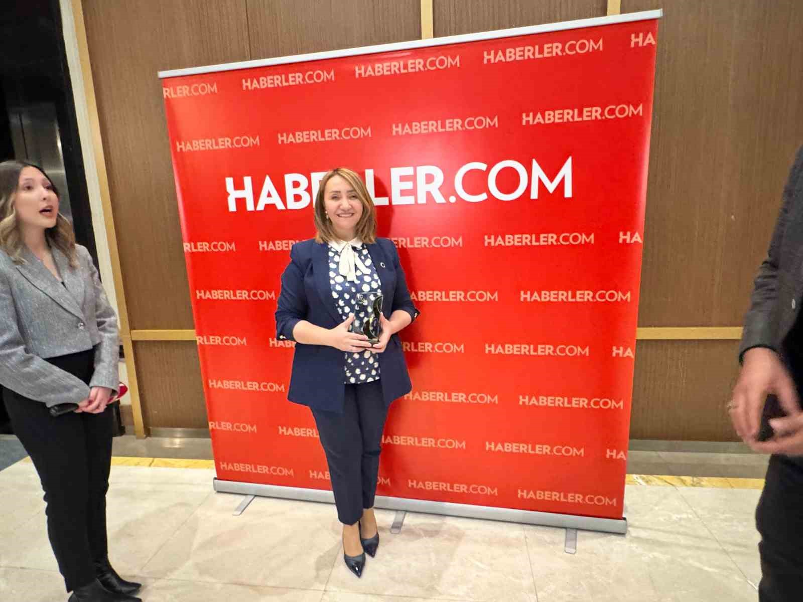 Başkan Tekin&rsquo;in başarısı ulusal &ouml;l&ccedil;ekte ta&ccedil;landırıldı
