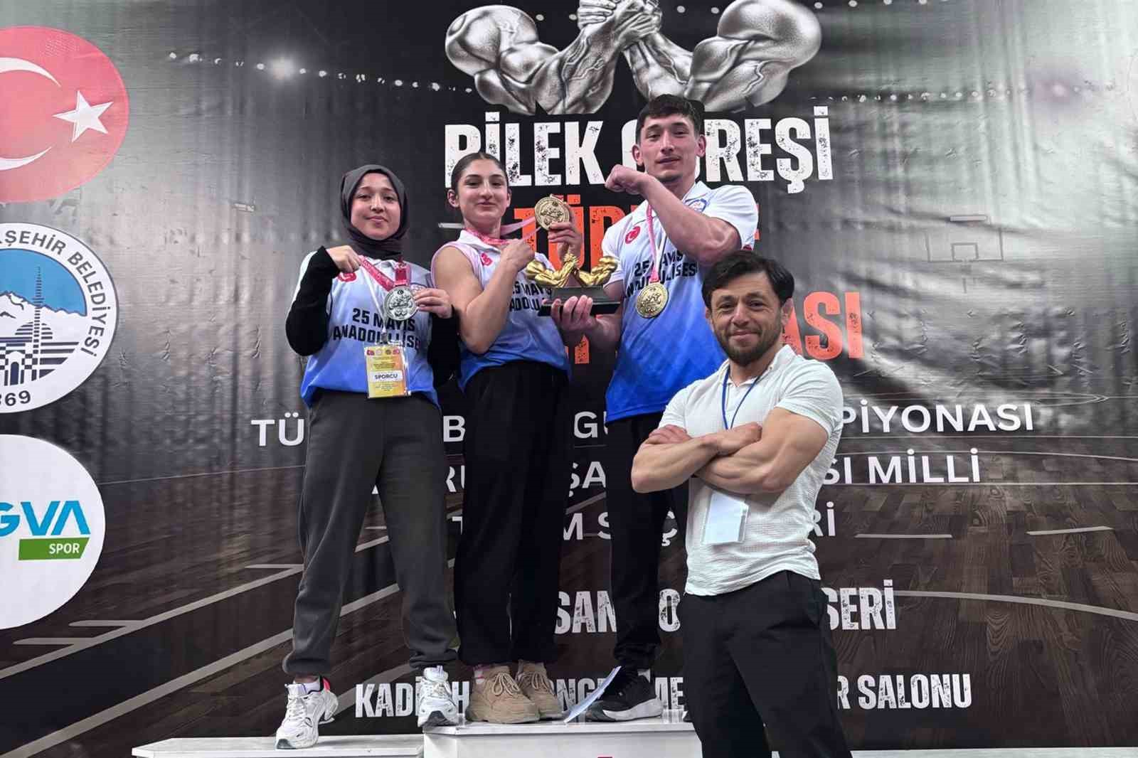 Samsun’un bilekleri Türkiye şampiyonasında zirveyi bırakmadı