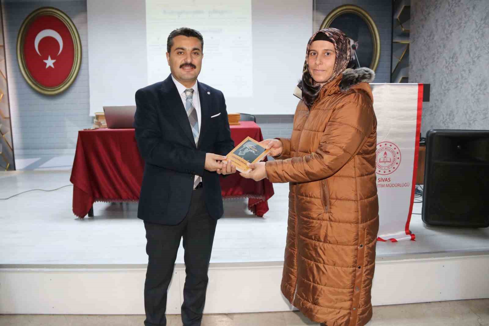 Sivas’ta veliler "Ebeveyn Okulu" kursuna katıldı