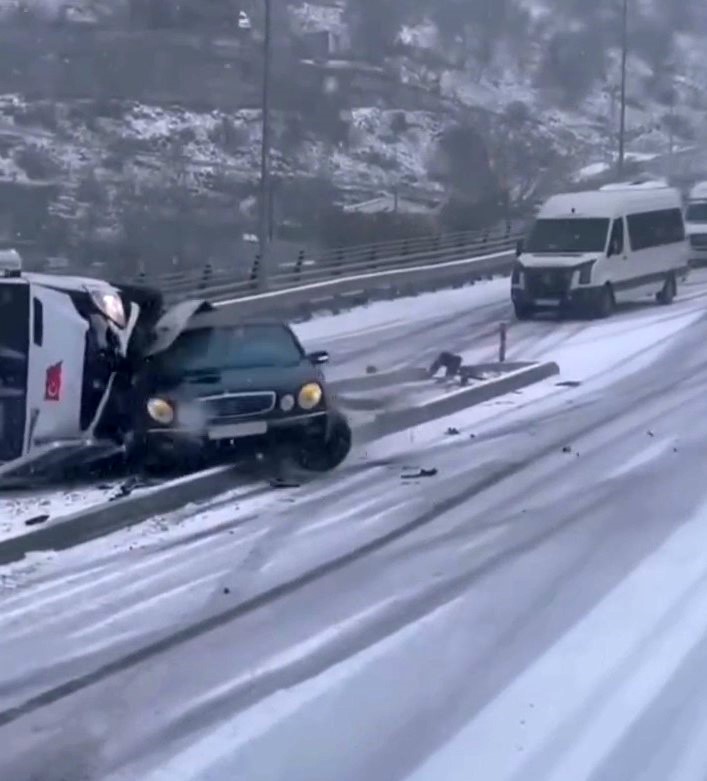 Yollar buz pistine döndü, minibüs devrildi, otomobil refüje çıktı