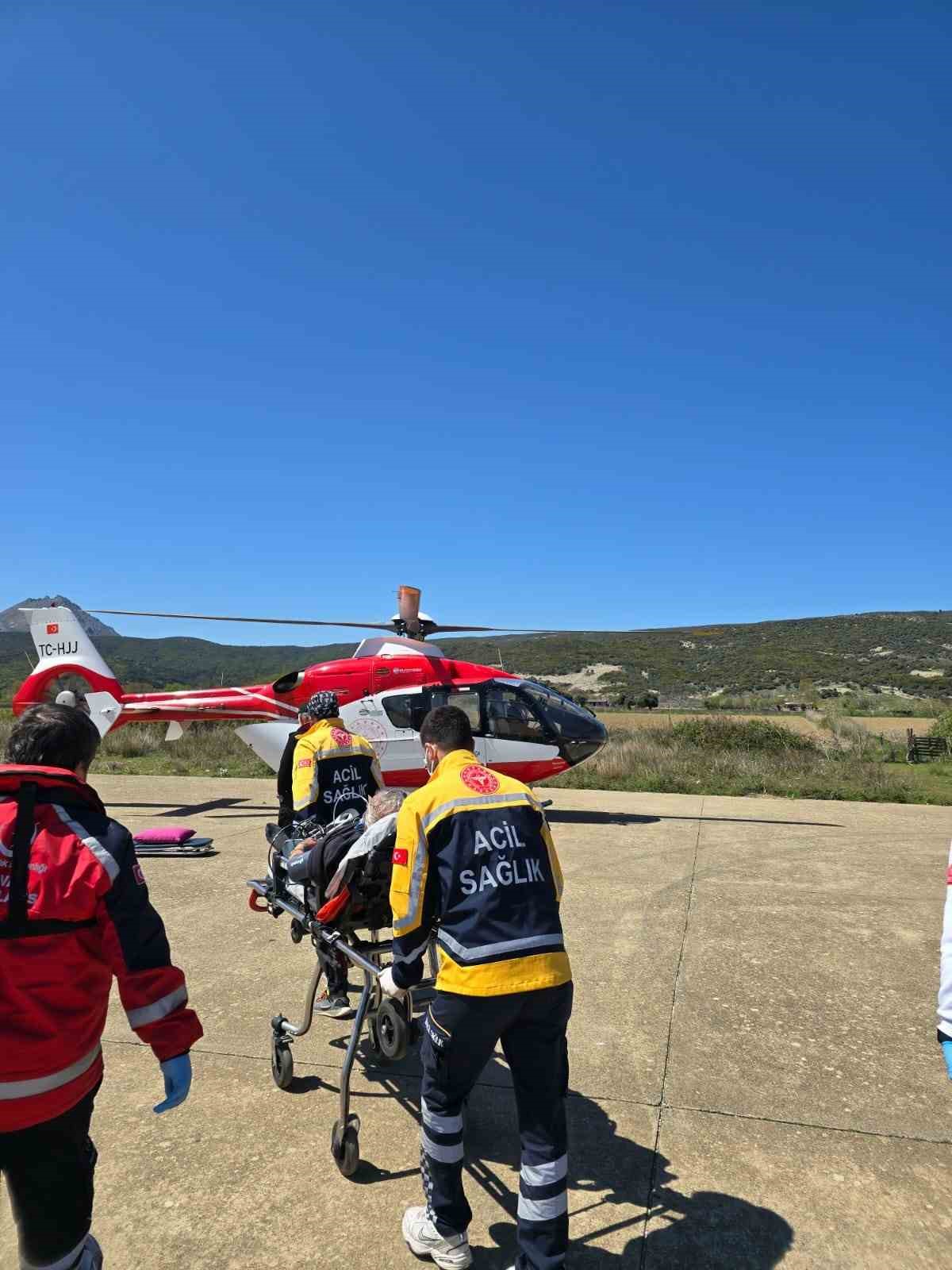 G&ouml;k&ccedil;eada&rsquo;da kalp krizi ge&ccedil;iren hasta ambulans helikopter ile &Ccedil;anakkale&rsquo;ye getirildi
