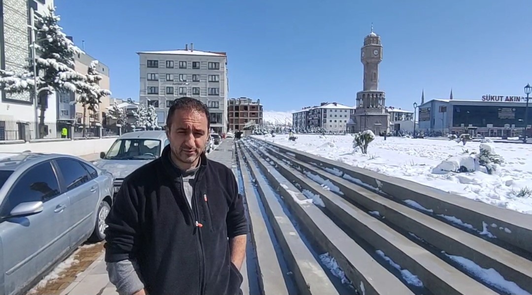 Sivas&rsquo;ta nisanda kar yağdı, su samurları keyfini &ccedil;ıkardı
