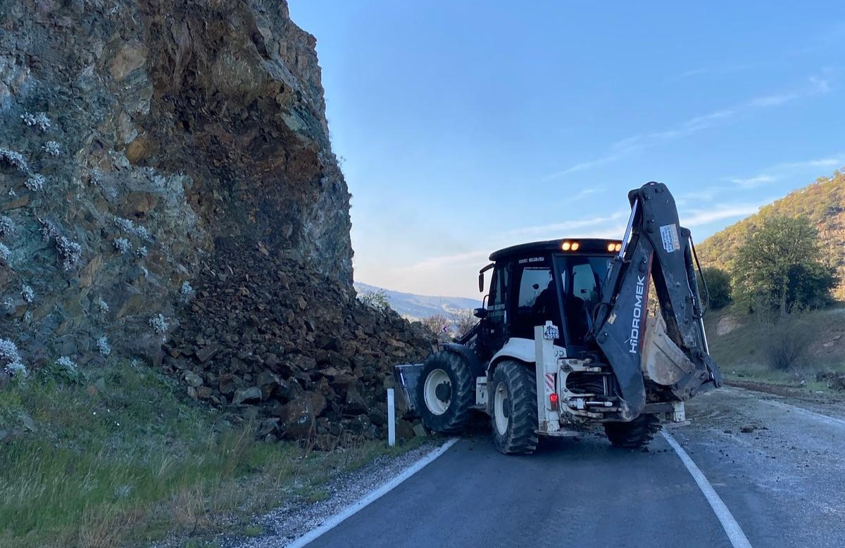 Manisa Demirci’de heyelan meydana geldi