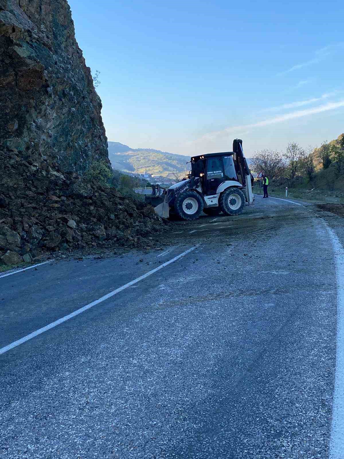 Manisa Demirci&rsquo;de heyelan meydana geldi
