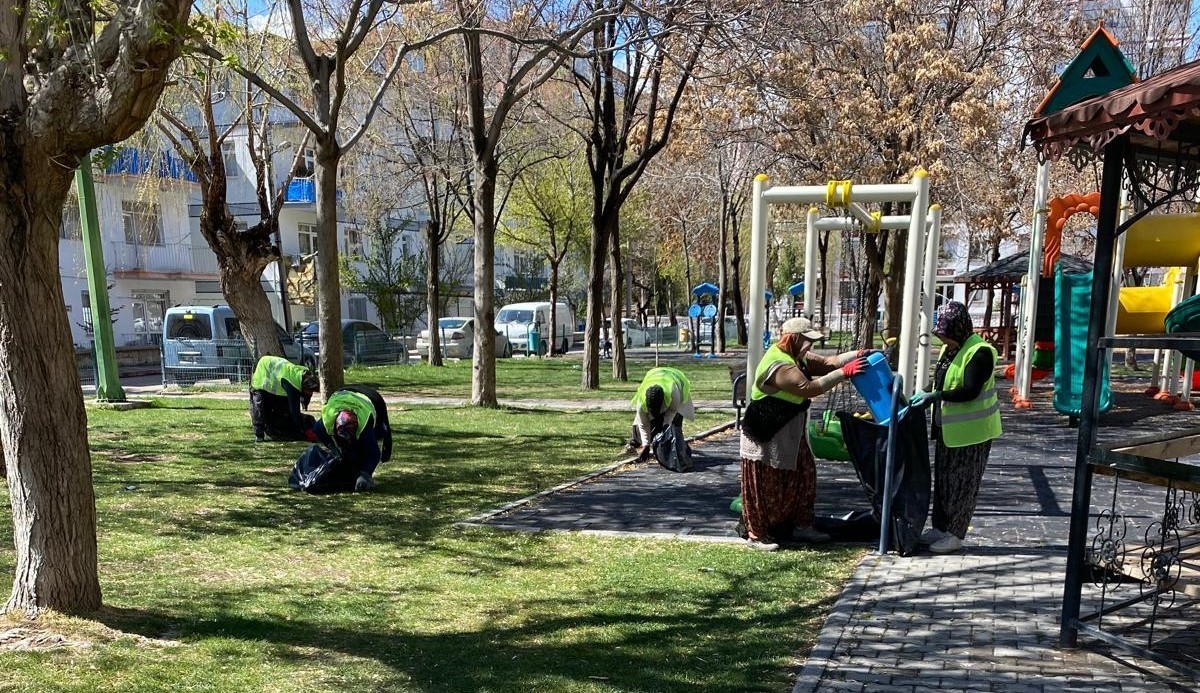 Niğde’de parklarda bahar temizliği başladı