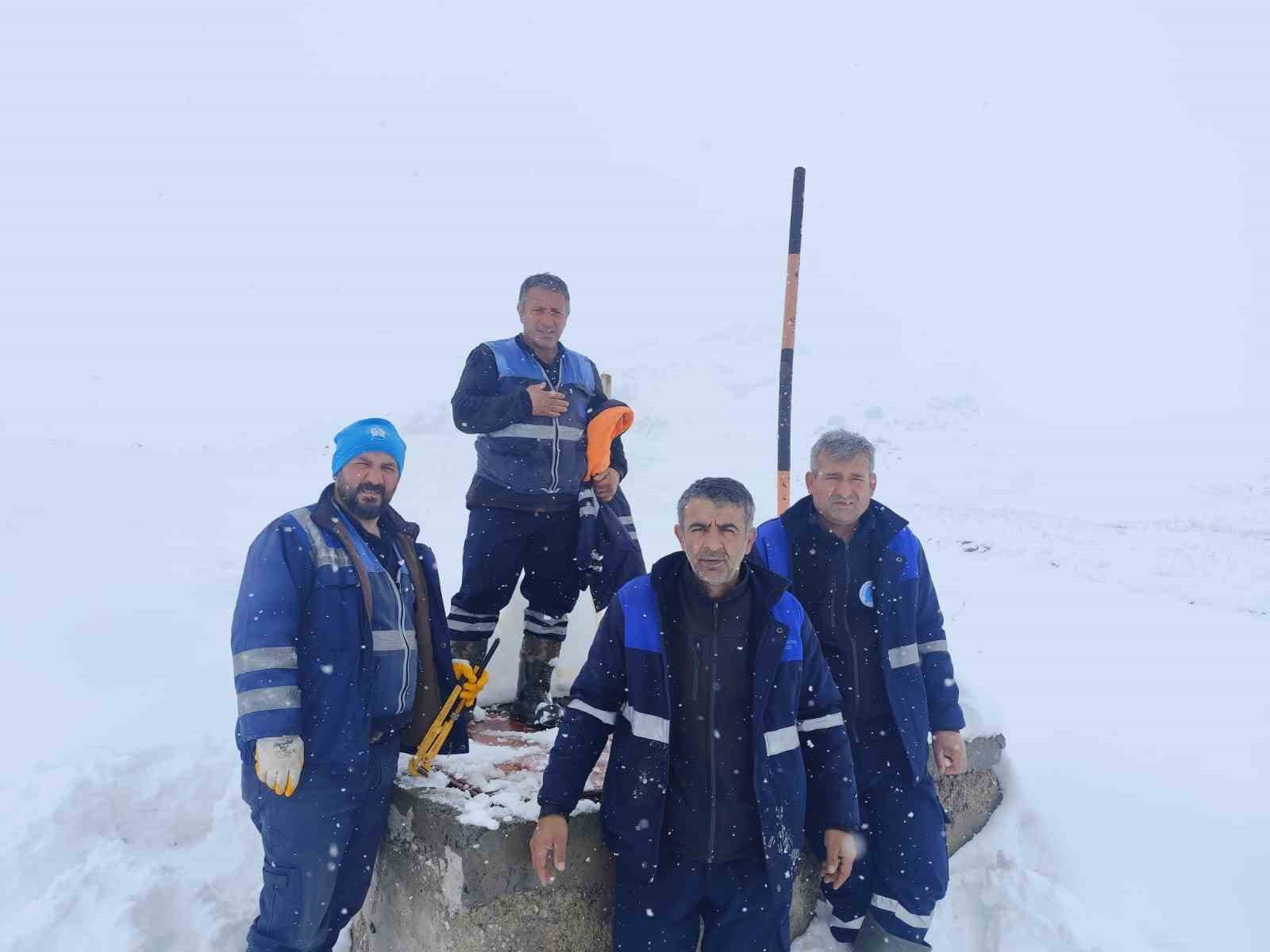Hakkari&rsquo;de su kesintisi ekiplerin zorlu m&uuml;cadelesiyle giderildi
