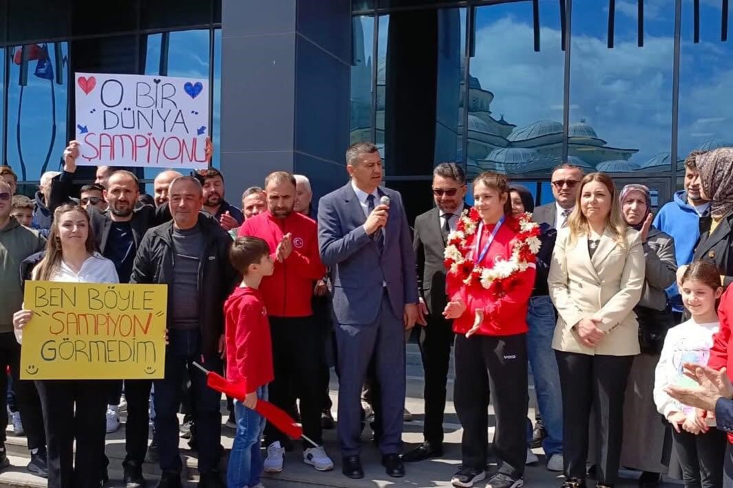 Dünya şampiyonu Esma Nur Kara’ya memleketinde coşkulu karşılama