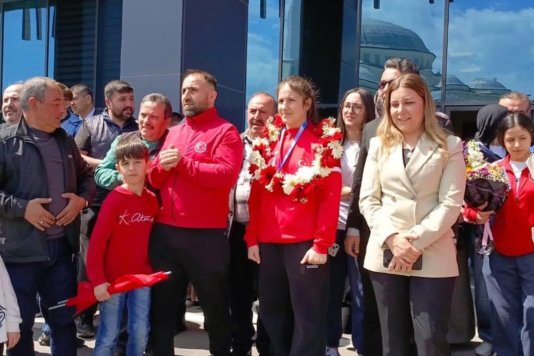 D&uuml;nya şampiyonu Esma Nur Kara&rsquo;ya memleketinde coşkulu karşılama
