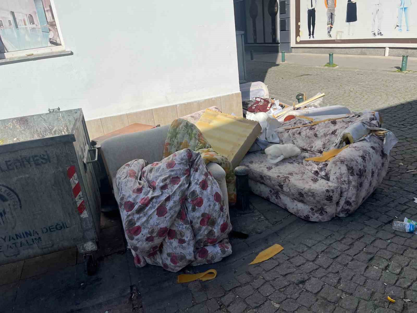 Par&ccedil;alanmış atık mobilyalarla yaya ge&ccedil;idini kapattılar
