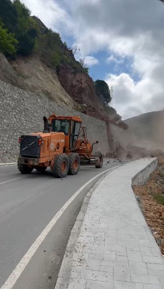 Artvin’de heyelan anı kameraya yansıdı: İş makinesi saniyelerle kurtuldu
