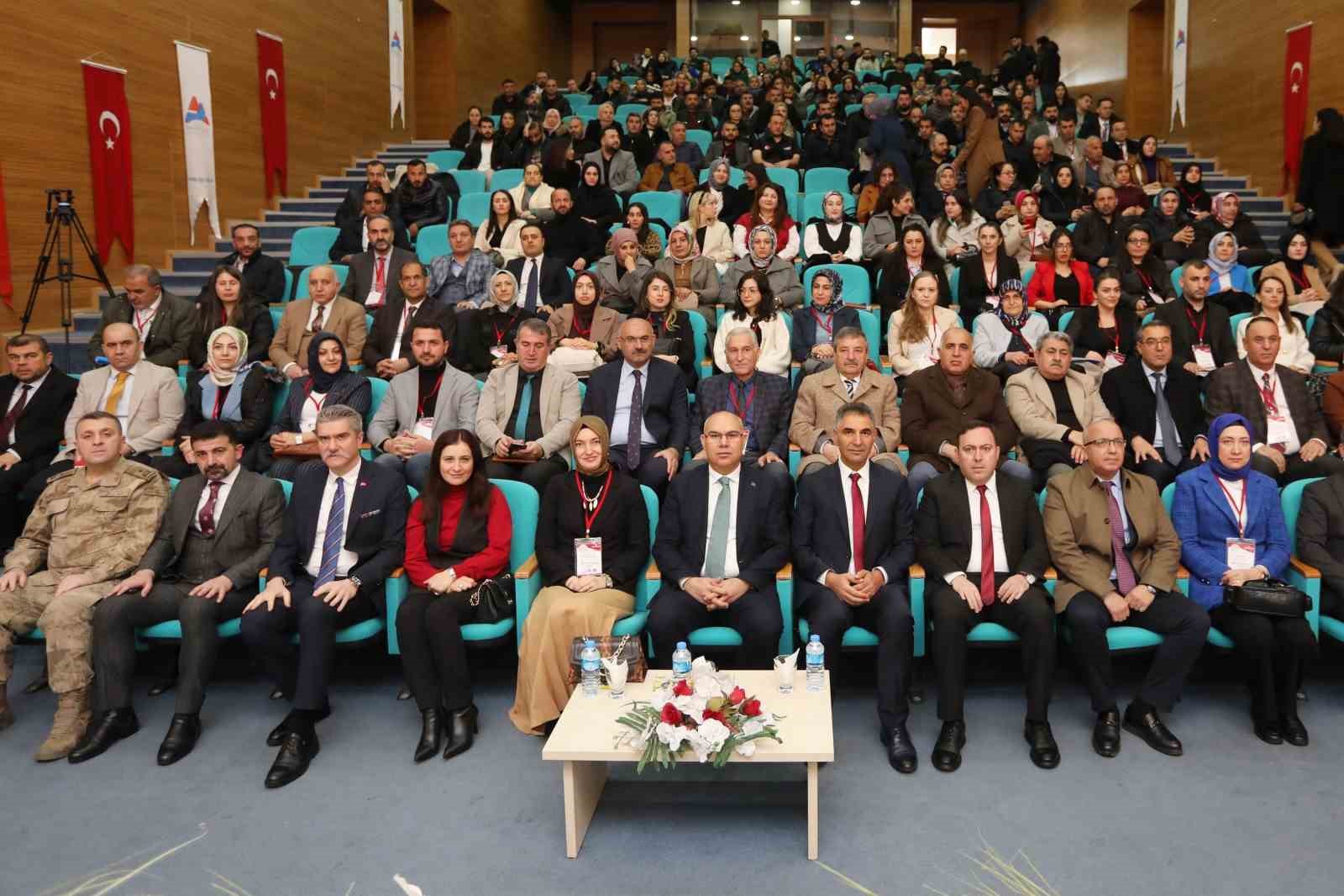 AİÇÜ ev sahipliğinde "Ailenin korunması ve güçlenmesi" temalı il eylem planı çalıştayı başladı